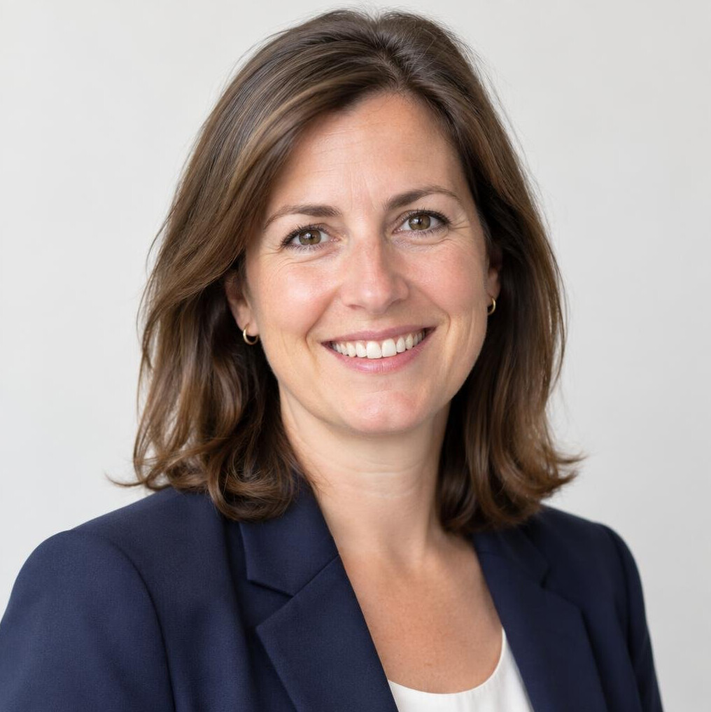 Portrait of a smiling woman with brown hair